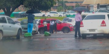 Mesmo após acidente com van pirata, transporte ilegal no DF segue bombando. Vídeo