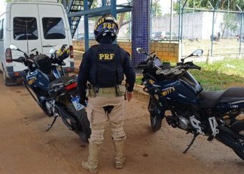 Van pirata com capacidade para 16 pessoas é flagrada com 25 passageiros