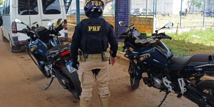 Van pirata com capacidade para 16 pessoas é flagrada com 25 passageiros