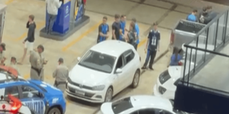 PM é chamada para acabar com “arruaça” de estudantes de medicina em posto. Veja vídeo