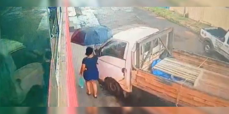 Por um triz: caminhão desgovernado desvia de pedestre em cima da hora. Veja vídeo