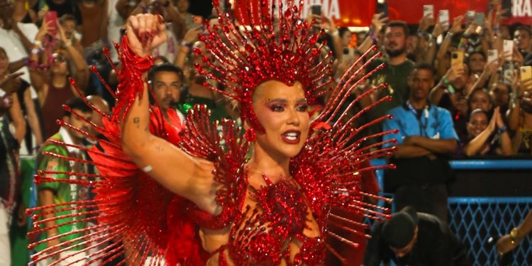 Saiba qual foi tratamento de Virginia para evitar enxaqueca na Sapucaí