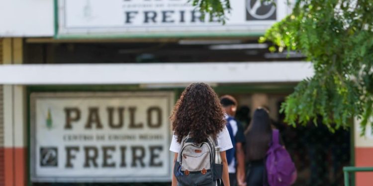 Ansiedade e esperança marcam retorno às aulas de 448 mil estudantes no DF