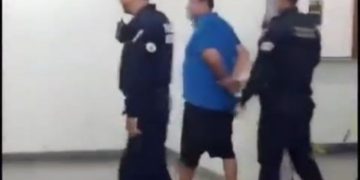 Tarado passa mão em mulher dentro de ônibus e toma “apavoro” de passageiros. Veja vídeo