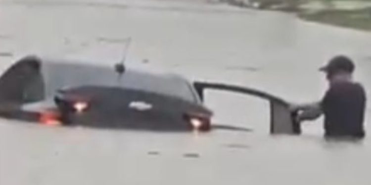 Carro fica submerso, e motociclista é arrastado em tempestade no DF. Veja vídeo
