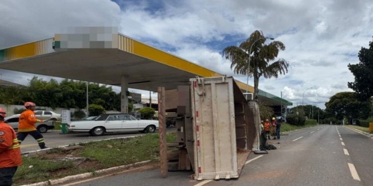 Motorista tomba caminhão no Lago Sul e fica preso às ferragens