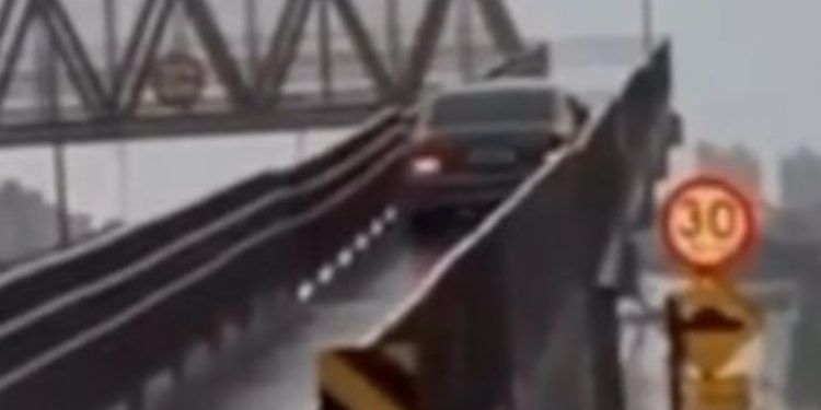 Motorista perde o rumo e carro sobe em passarela de rodovia federal. Veja vídeo