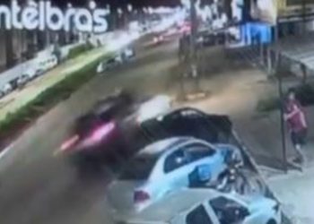 Câmera de segurança registra batida de viaturas que feriu cinco PMs. Veja vídeo