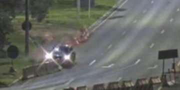 Imagens mostram momento exato em que carro bate em obra no Eixão. Veja vídeo