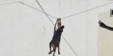 Pendurado em fiação, homem escala muro do Buraco do Tatu e foge da PM. Veja vídeo