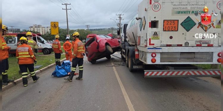 Carro bate em caminhão-tanque no DF e duas pessoas ficam feridas