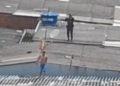 Agressor sobe em telhado para fugir da polícia após bater na esposa. Veja vídeo