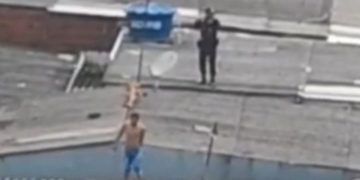 Agressor sobe em telhado para fugir da polícia após bater na esposa. Veja vídeo