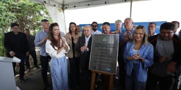 Ibaneis inaugura pavimento de via de acesso à escola no Sol Nascente