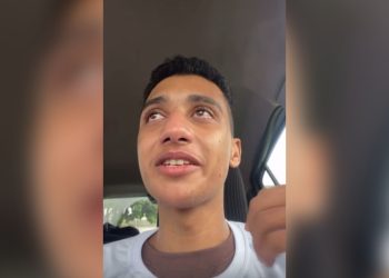 Jovem baleado por PM é recebido por família e amigos após alta. Veja vídeo