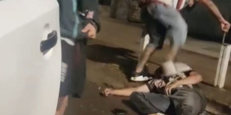 Foragido espanca homem acompanhado do irmão e é preso em flagrante