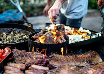 Churrasco, sogrão e bebidas: vigilante de atestado postou farra