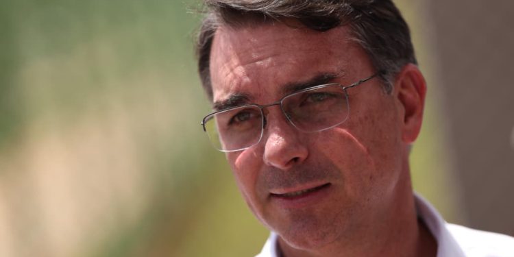 Justiça determina remoção de foto fake de Flávio Bolsonaro com Vorcaro