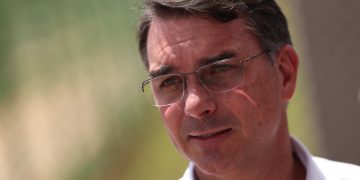 Saiba quais são os sintomas do problema de visão de Flávio Bolsonaro