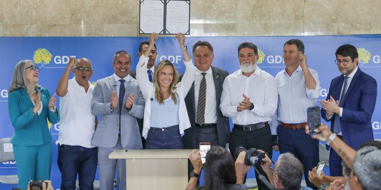 Celina Leão envia reajuste de gestores das escolas públicas à CLDF