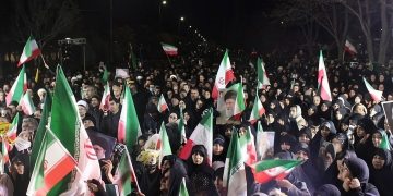 No Irã, maioria se opõe ao regime mas não confia em Israel nem nos Estados Unidos