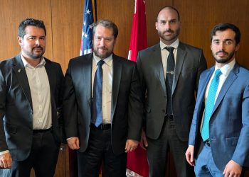 Amigo de Eduardo, enviado de Trump deve visitar Bolsonaro e questionou eleição: “trapaça”