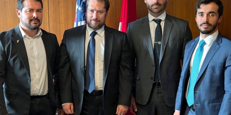 Amigo de Eduardo, enviado de Trump deve visitar Bolsonaro e questionou eleição: “trapaça”