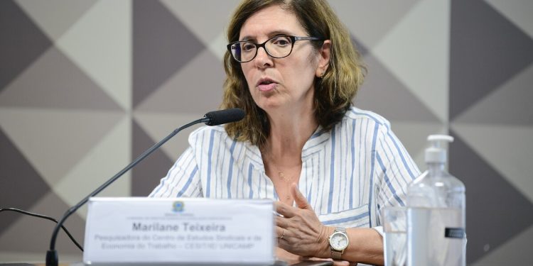 Disputa política sobre regras trabalhistas unem Brasil e Argentina, aponta professora