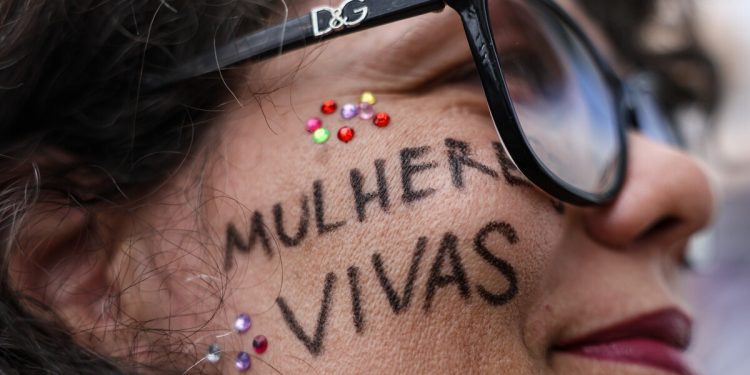 Feminicídio e violência contra a mulher: Medida protetiva tem falhas mas ainda salva vidas