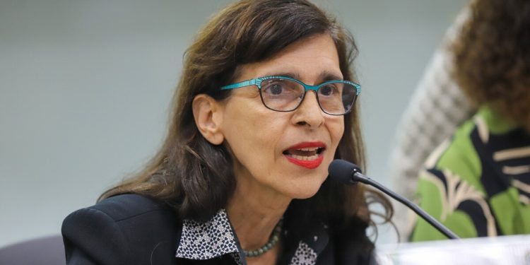 Mulheres rompem barreiras na ciência, mas desafios persistem