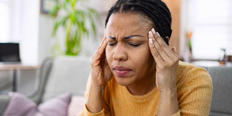 Neurologistas listam os 5 principais hábitos que pioram a enxaqueca