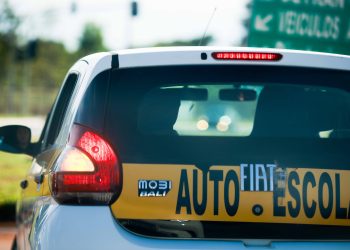 Autoescolas suspendem aulas do programa CNH Social por falta de verba