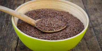 Nutricionista lista os maiores benefícios da linhaça para o intestino