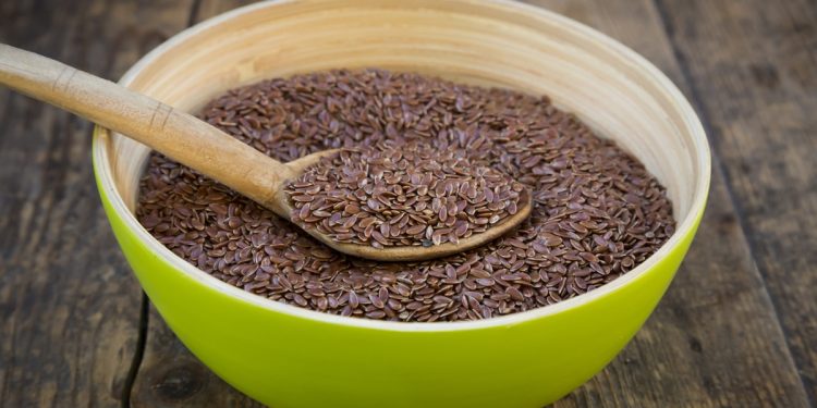 Nutricionista lista os maiores benefícios da linhaça para o intestino