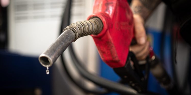 Preço da gasolina sobe no DF; sindicato culpa guerra no Irã