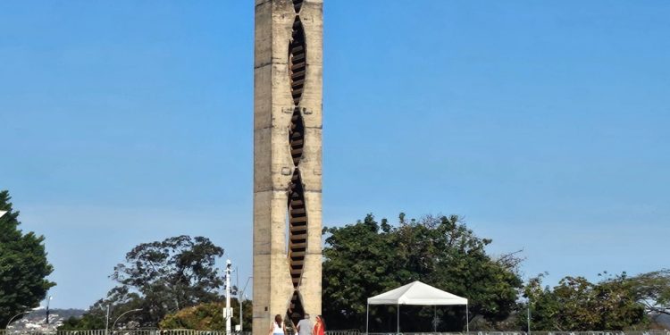 Praça dos Três Poderes: reforma avança com retirada de pedras portuguesas