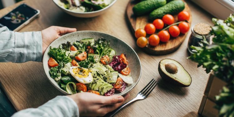 Especialista esclarece se vale a pena fazer dieta anti-inflamatória