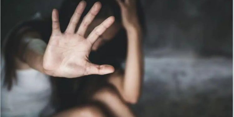 Homem agarra e tenta beijar mulher em ponto de ônibus em Águas Claras