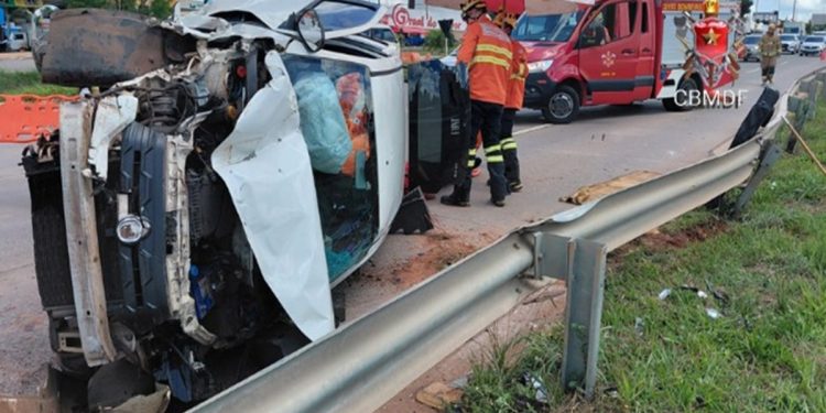 Motorista da Novacap se envolve em acidente e nega bafômetro. Veja vídeo