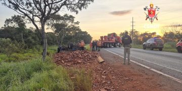 Motorista morre preso às ferragens após caminhão capotar em rodovia do DF. Vídeo