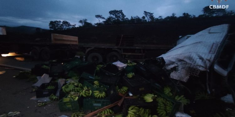 De banana a tijolos: pista da BR-060 é liberada após 7 horas bloqueada. Vídeo