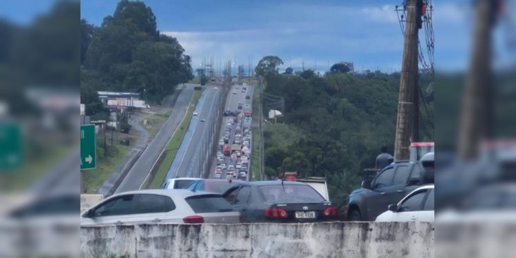Batida entre dois carros causa trânsito quilométrico na DF-150