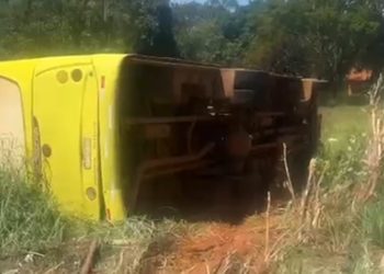 Ônibus de prefeitura com 15 pessoas cai em ribanceira e deixa feridos. Veja vídeo