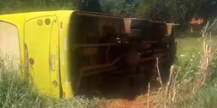 Ônibus de prefeitura com 15 pessoas cai em ribanceira e deixa feridos. Veja vídeo