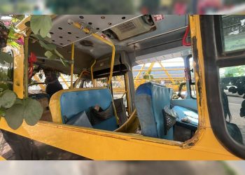 Acidente com ônibus escolar no DF: alunas foram retiradas pela janela. Veja vídeo