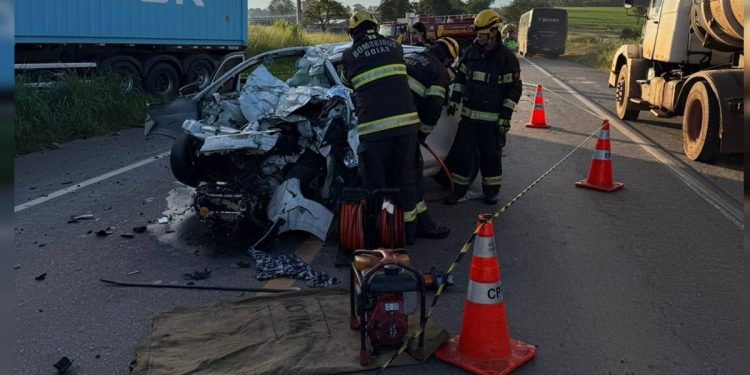 GO: Motorista fica preso às ferragens e morre ao bater em caminhão
