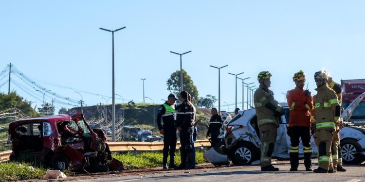 Trecho da Epia Norte é liberado após acidente com 12 carros e caminhão. Veja vídeo