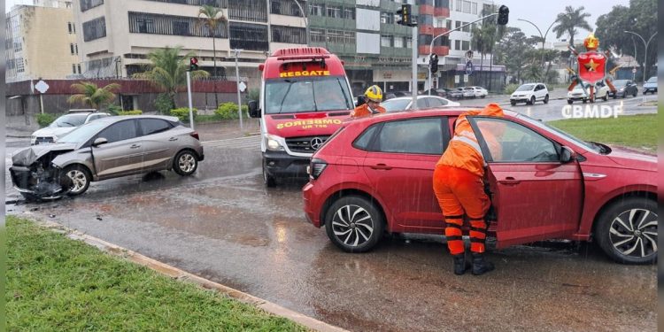 Colisão entre dois carros deixa uma pessoa ferida na Asa Norte