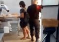 Homem confunde saída e apanha de vigilante em restaurante comunitário do DF. Veja vídeo