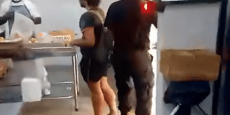 Homem confunde saída e apanha de vigilante em restaurante comunitário do DF. Veja vídeo